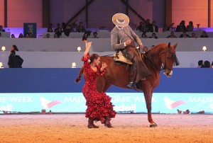 Sevillanas, por Manuel Morejón y una bailaora, en la pista central del Madrid Horse Week