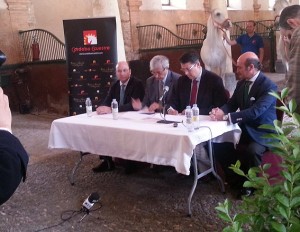 Rafael Blanco y Carlos Escribano firman el convenio de colaboración entre ambas entidades.