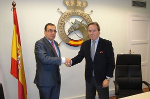 Juan Carlos Román y Javier Revuelta durante la firma del acuerdo de colaboración.