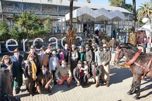 Miembros del Club de Carruajes de Tradición de Córdoba en el Mercado Victoria.