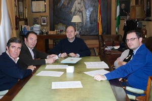 Manuel Cobos, José Luis Ramírez, Federico Roca y Roberto Carlos, durante la firma del convenio.