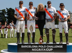 El equipo Ridecrins Poliakov, vencedor del Barcelona Polo Challenge Negirta Cup, junto a Beatriz Ribes, responsable de marketing de Bardinet.
