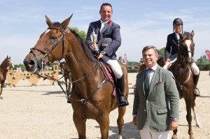 Salguero recibe el Trofeo Real Maestranza de caballería de Sevilla
