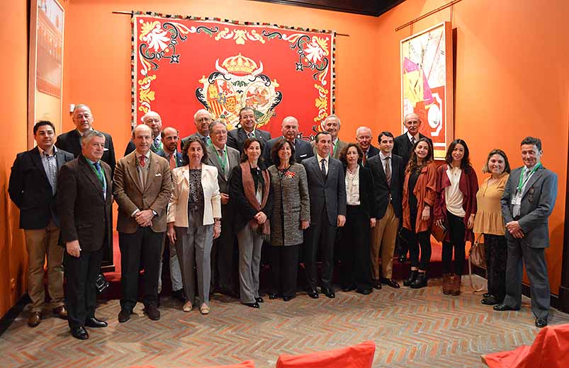 oto familia de los conferenciantes que han formado parte de este I Foro/Debate de Doma Vaquera junto a la familia del homenajeado D. Juan María Maestre.