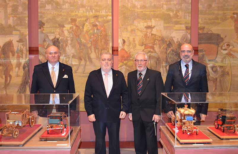 De izquierda a derecha: Ramón Moreno de los Ríos, vicepresidente RCEA, Jesús Contreras Ramos, presidente RCEA, Arturo Serrano, autor miniaturas y José Juan Morales, vicepresidente RCEA.